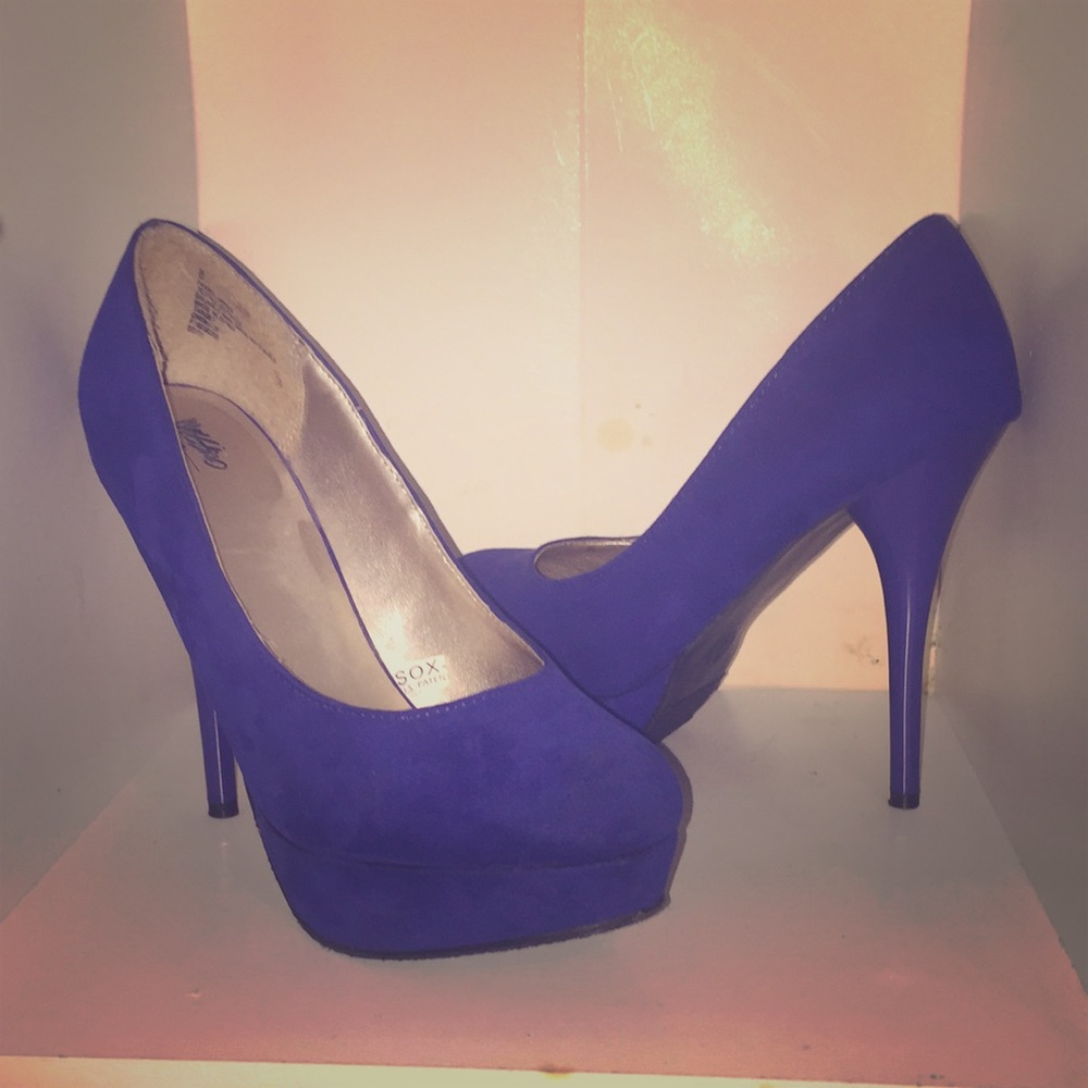 Blue pumps